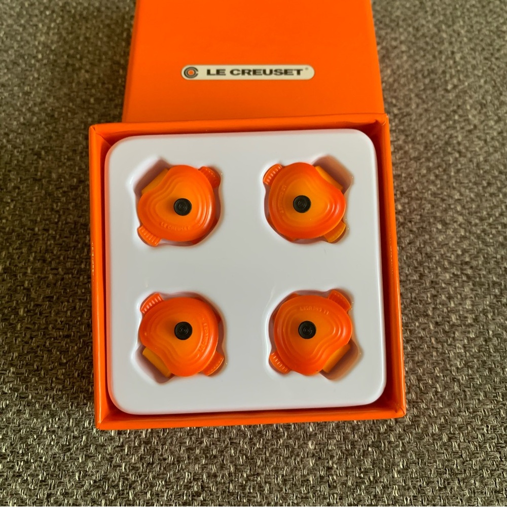 BNIB Le Creuset Set of 4 Heart Shape Plastic Pins - Flame Orange